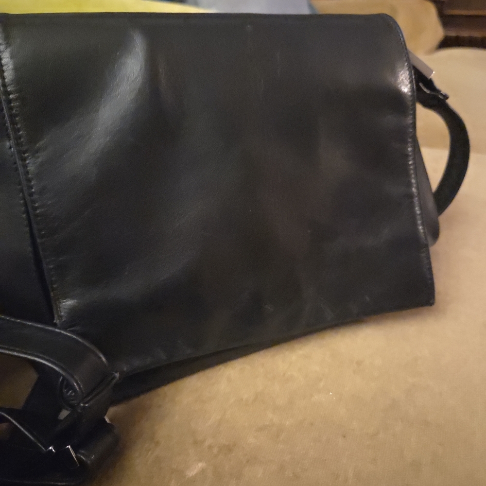 Danier Elegant Black Leather Shoulder Bag Adjustable Strap Three Compartments